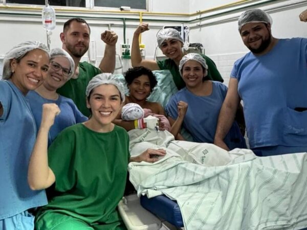 Sarah Menezes celebra a chegada de sua filha Catarina com uma equipe de apoio dedicada