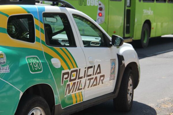 Homem é conduzido pela PM por tráfico de drogas e furto e ameaça repórter
