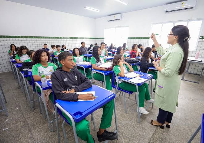 Cerca de 30 mil profissionais da educação recebem reajuste salarial e promoções