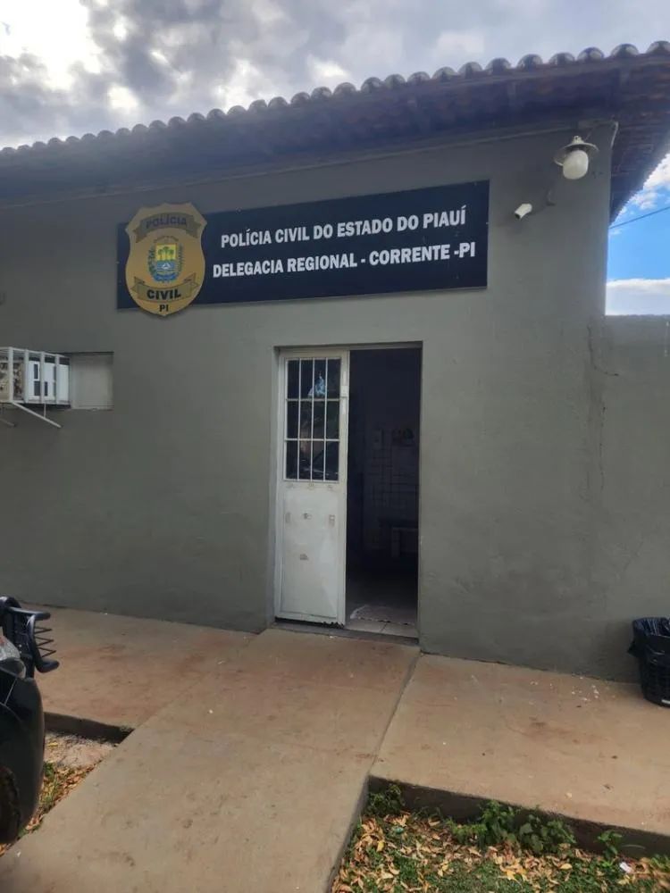 Com ratos, baratas e esgoto a céu aberto, delegacia é interditada em Corrente-PI