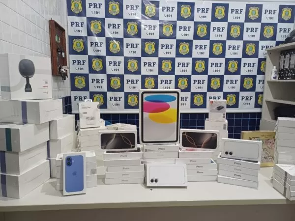 PRF apreende eletrônicos e perfumes importados ilegalmente em ônibus interestadual em Piripiri