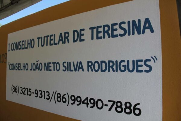 Criança é encontrada sozinha e com sinais de desnutrição em residência alugada de Teresina