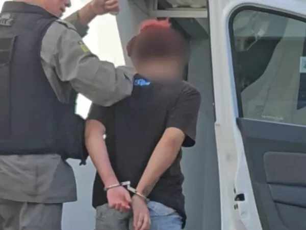 Estudante é conduzida pela polícia suspeita de ferir colega com uma tesoura durante briga em escola