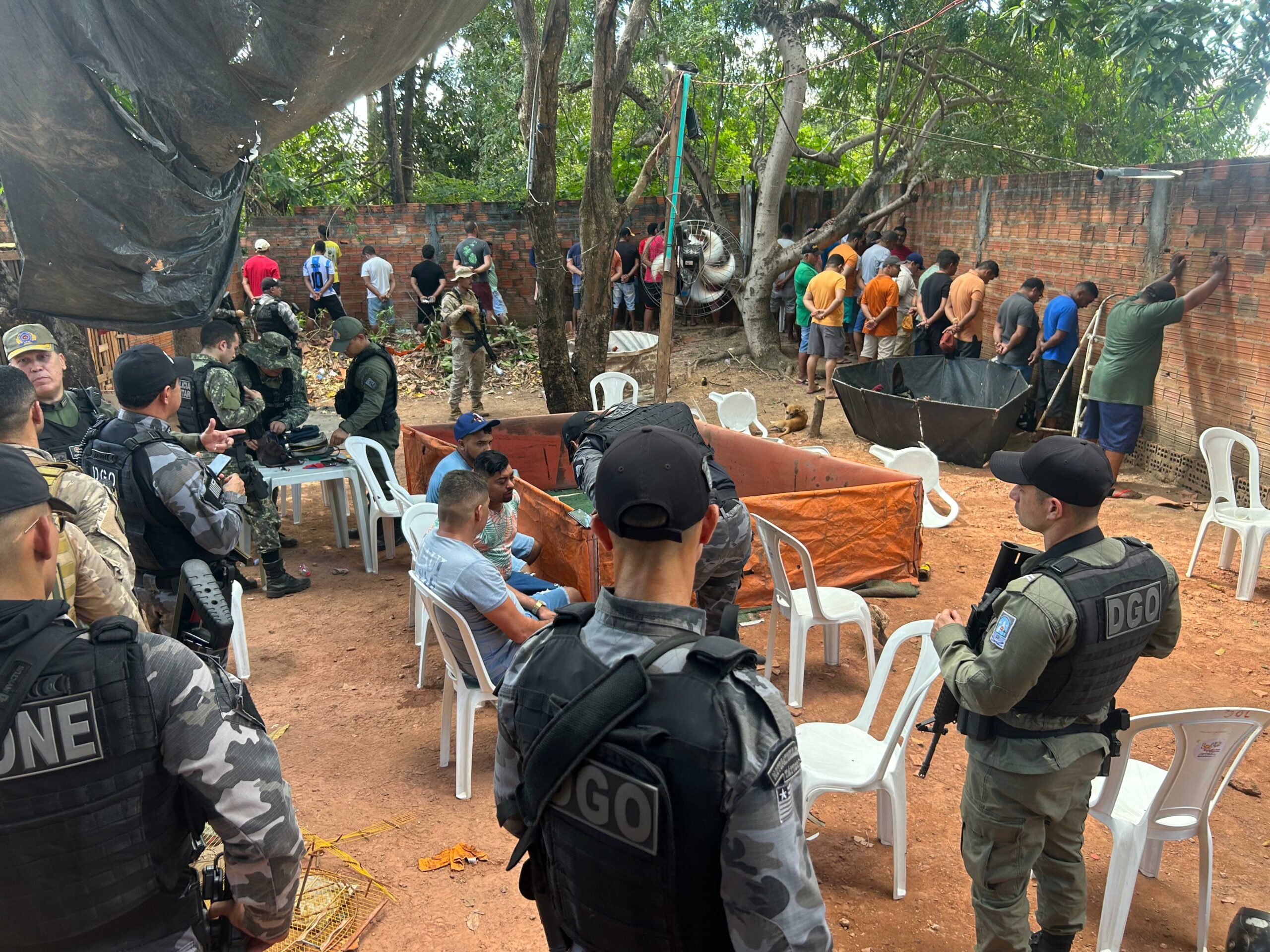 Mais de 40 homens são conduzidos suspeitos de promover rinha de galo na zona Leste