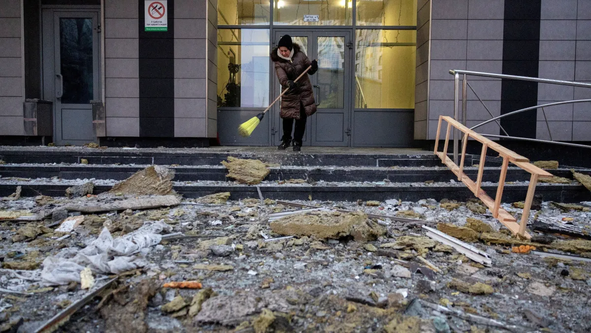 Prédio atingido por drone em Kiev, na Ucrânia