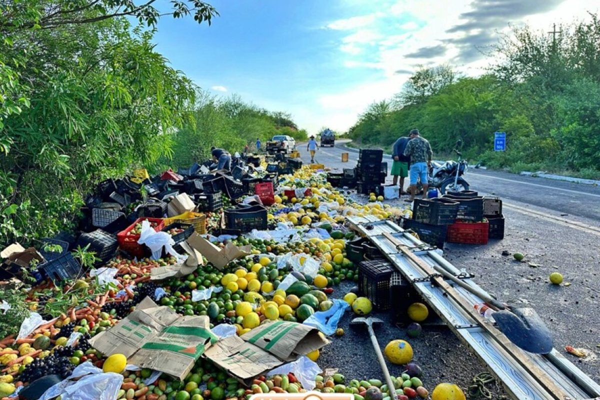 Acidente envolvendo Caminhão de Frutas e verduras entre Jaicós e Patos
