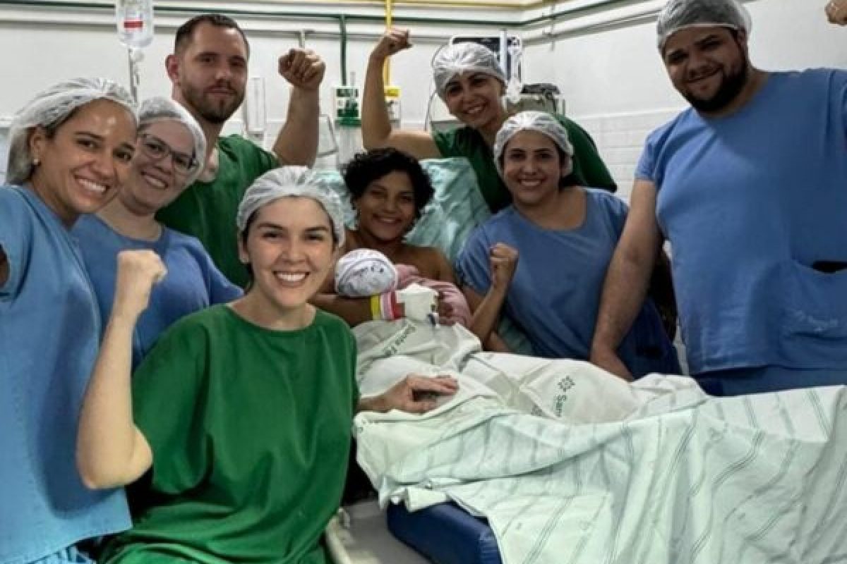 Sarah Menezes celebra a chegada de sua filha Catarina com uma equipe de apoio dedicada
