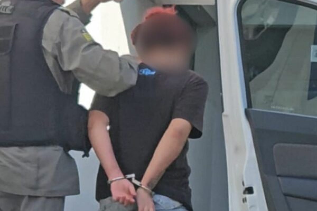 Estudante é conduzida pela polícia suspeita de ferir colega com uma tesoura durante briga em escola