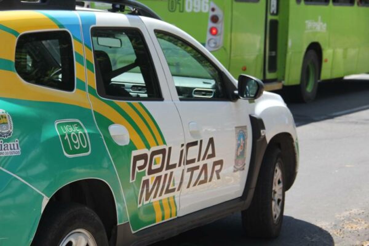 Homem é conduzido pela PM por tráfico de drogas e furto e ameaça repórter