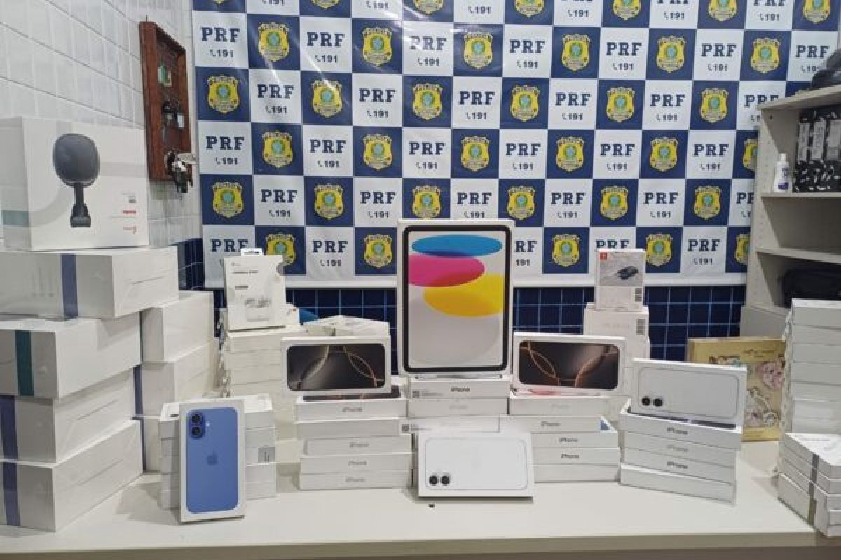 PRF apreende eletrônicos e perfumes importados ilegalmente em ônibus interestadual em Piripiri