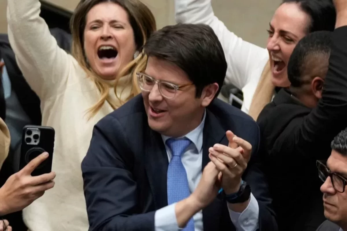 Pré-candidato à presidência da Colômbia sofre atentado em Bogotá