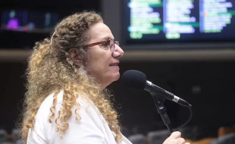 Lei que aumenta pena para crimes de violência contra mulheres com uso de IA é sancionada